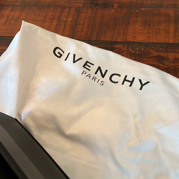 Givenchy Horizon Bag. - Picture 3 of 6